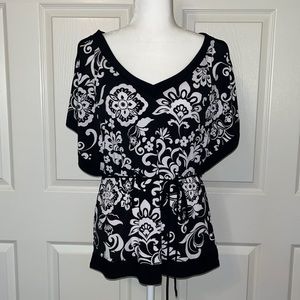 Women’s Black and White Floral detail short sleeve top. Size L